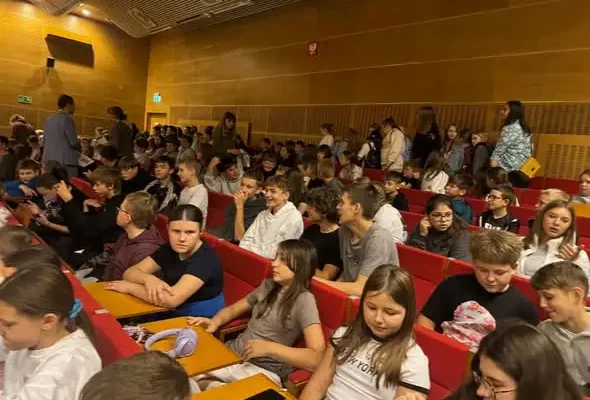 Uczniowie z Rogoźnicy na spektaklu „Mity Greckie” – teatralna lekcja kultury