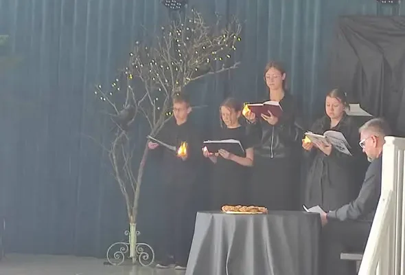 Uczniowie z Rossosza obejrzeli „Dziady” w wykonaniu młodych aktorów