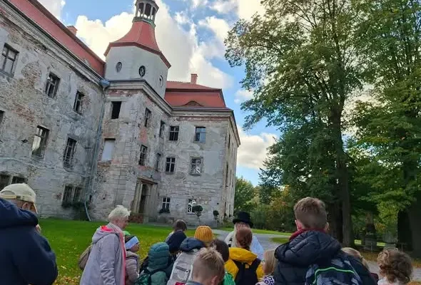 Pałac w Domanicach gościł teatralną opowieść o Małej Królewnie z Wąsatej Krainy