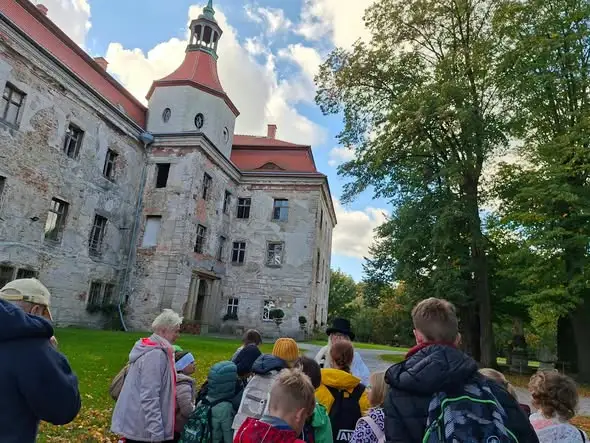 Pałac w Domanicach gościł teatralną opowieść o Małej Królewnie z Wąsatej Krainy