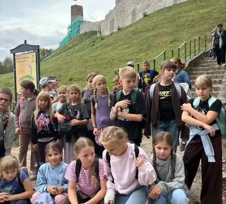 Wycieczka uczniów klas I–IV do Muzeum Wsi Kieleckiej i Zamku w Chęcinach