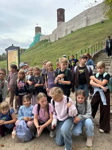 Wycieczka uczniów klas I–IV do Muzeum Wsi Kieleckiej i Zamku w Chęcinach