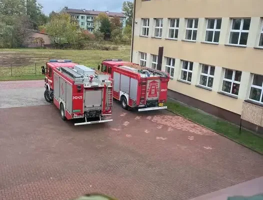 Próbna ewakuacja w Szkole Podstawowej w Drelowie z udziałem strażaków