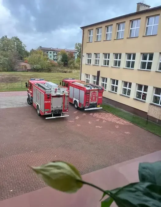 Próbna ewakuacja w Szkole Podstawowej w Drelowie z udziałem strażaków
