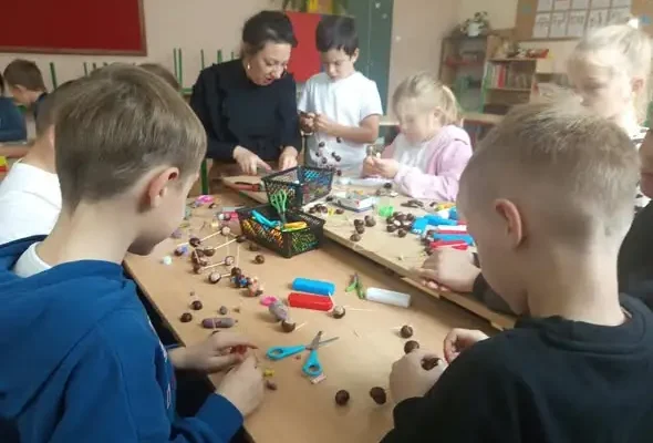 Kasztanowe ludziki i kreatywna jesień w świetlicy w Tucznej
