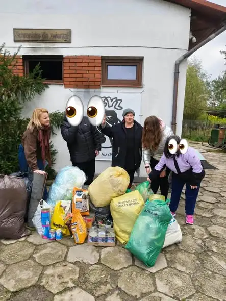 Uczniowie z Białej Podlaskiej przekazali dary dla schroniska Azyl