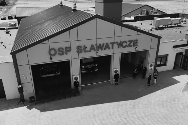 Powalone drzewo na drodze w Lisznej – interwencja strażaków z OSP Sławatycze