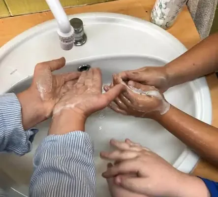 Światowy Dzień Mycia Rąk w świetlicy szkolnej w Białej Podlaskiej