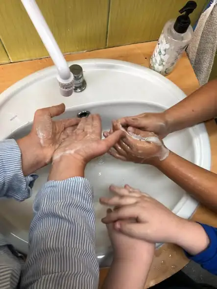 Światowy Dzień Mycia Rąk w świetlicy szkolnej w Białej Podlaskiej