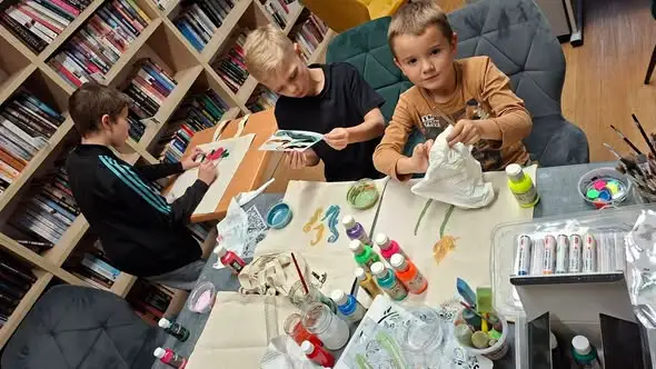 Noc Bibliotek w Woskrzenicach Dużych – kreatywny wieczór pełen wyobraźni