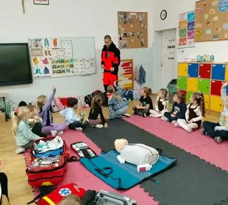 Ratownik medyczny uczył przedszkolaków pierwszej pomocy
