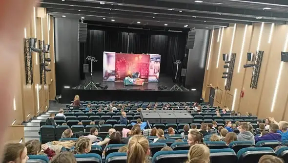 Uczniowie ze Szkoły Podstawowej w Rogoźnicy odkrywali teatr i ginące zawody