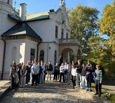 Uczniowie z Rokitna odkrywali dziedzictwo świętokrzyskie: Oblęgorek i Tokarnia