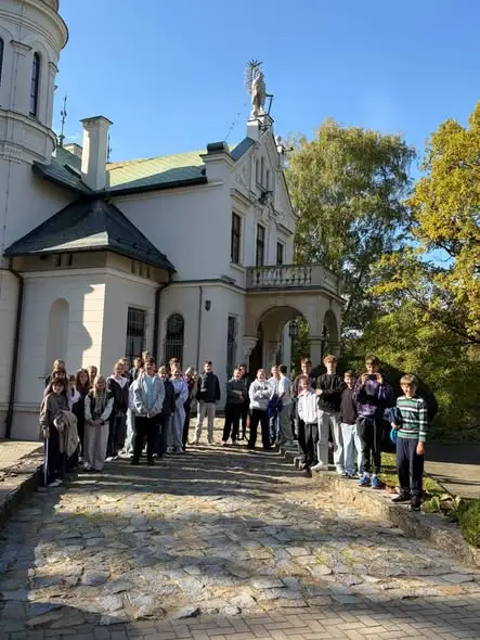 Uczniowie z Rokitna odkrywali dziedzictwo świętokrzyskie: Oblęgorek i Tokarnia