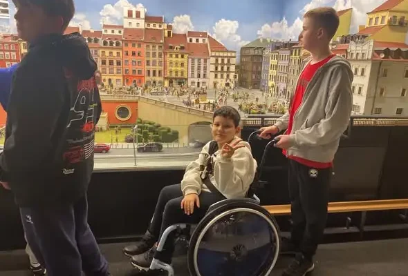 Klasa 5a odkrywa Warszawę: lekcja empatii i historii w jednej podróży