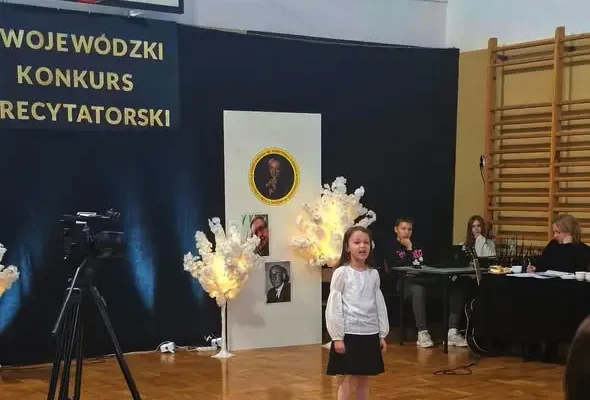 Młodzi recytatorzy z Krzewicy nagrodzeni na I Wojewódzkim Konkursie Recytatorskim