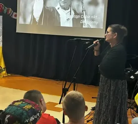 Biała Podlaska: Dzień Papieski w Zespole Szkół Samorządowych – uczniowie, rodzice i nauczyciele razem