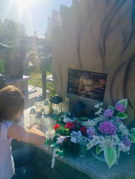 Uczniowie z Zalesia zapalili znicze na grobach nauczycieli w Krościenku Wyżnym