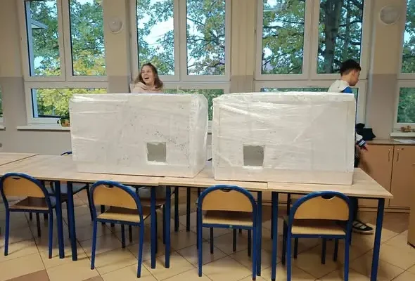 Uczniowie ze szkoły podstawowej w Terespolu Pomorskim budowali domki dla bezdomnych zwierząt