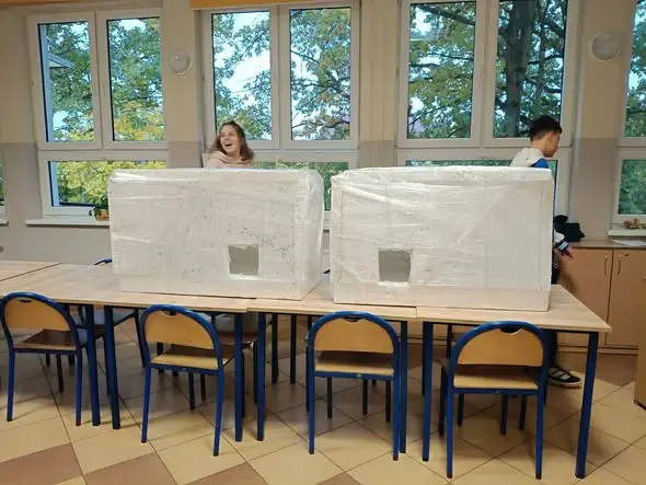 Uczniowie ze szkoły podstawowej w Terespolu Pomorskim budowali domki dla bezdomnych zwierząt
