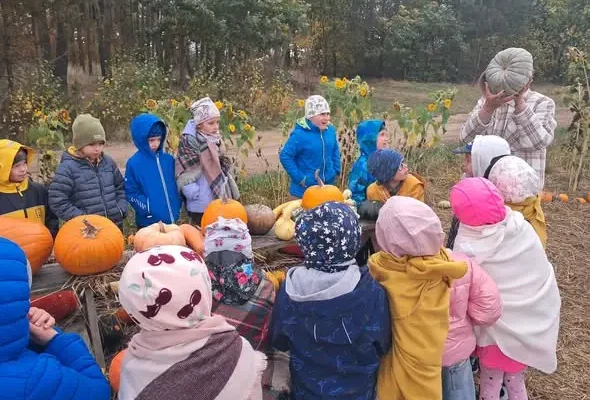 Pierwszaki i drugaki z wizytą na Farmie Dyniowej w Kołczynie