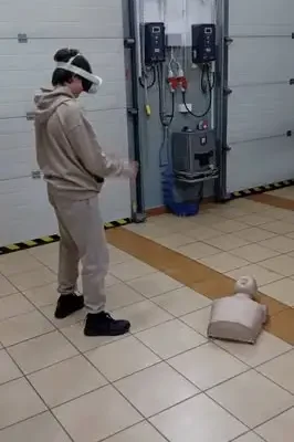 Młodzieżowa drużyna pożarnicza szkoliła się z pierwszej pomocy z aplikacją VR