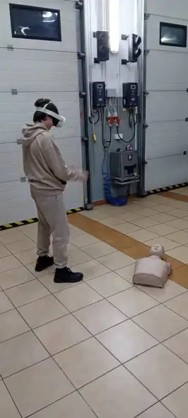 Młodzieżowa drużyna pożarnicza szkoliła się z pierwszej pomocy z aplikacją VR