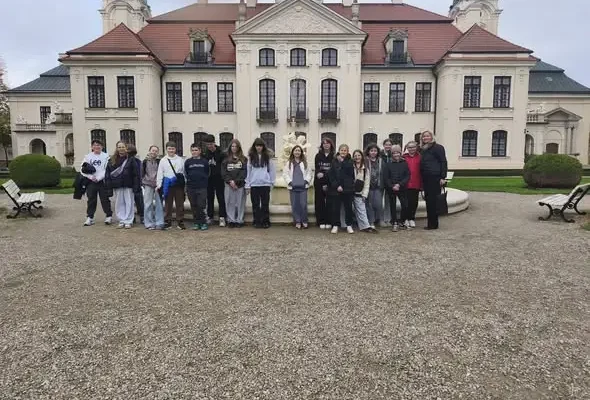 Klasa 5a odkrywała tajemnice Kozłówki – historia, zegary i wspólna zabawa