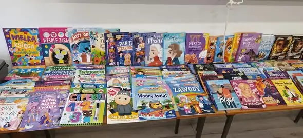 Świąteczny kiermasz książek w szkolnej bibliotece – okazja na prezenty