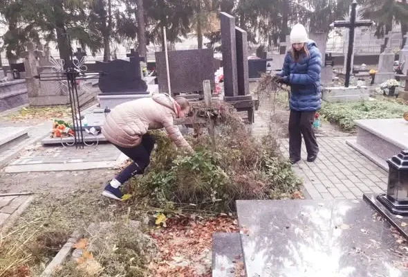 Uczniowie klas 7 i 8 zadbają o opuszczone groby przed Wszystkimi Świętymi