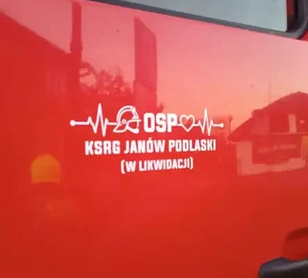 Pożar samochodu na ul. Szkolnej w Janowie Podlaskim – akcja strażaków