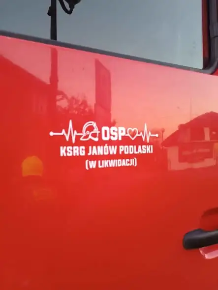 Pożar samochodu na ul. Szkolnej w Janowie Podlaskim – akcja strażaków
