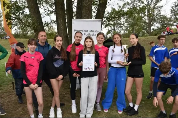 Uczennice SP9 zdominowały sztafetowe biegi przełajowe – od powiatu po województwo
