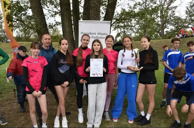 Uczennice SP9 zdominowały sztafetowe biegi przełajowe – od powiatu po województwo